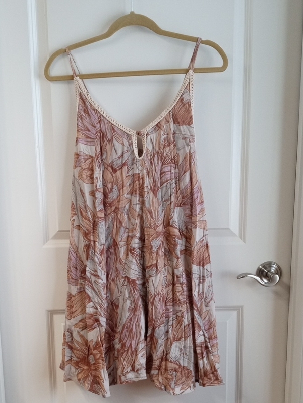 O'Neill Floral Spaghetti-Strap Mini Dress in Cream and Peach Hues. Size Small - Picture 8 of 15